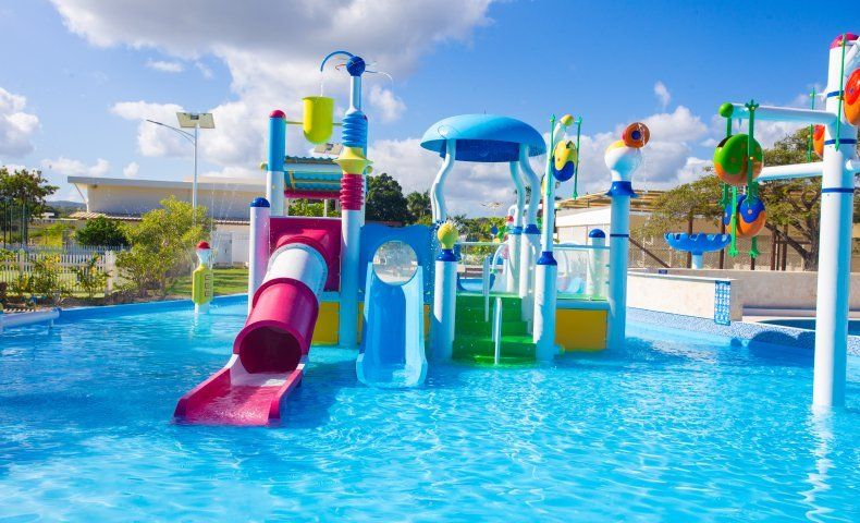 Laguna City área de juegos en piscina